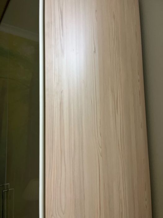 Срочно. Продается 4-дверный шкаф в отличном состоянии