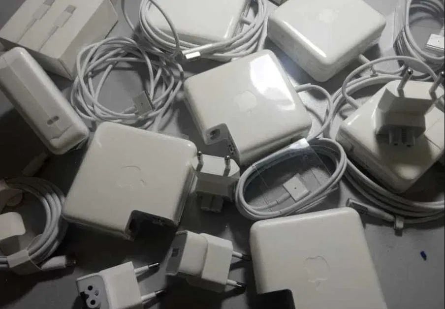 на ваш MacBook - зарядка, блок питания