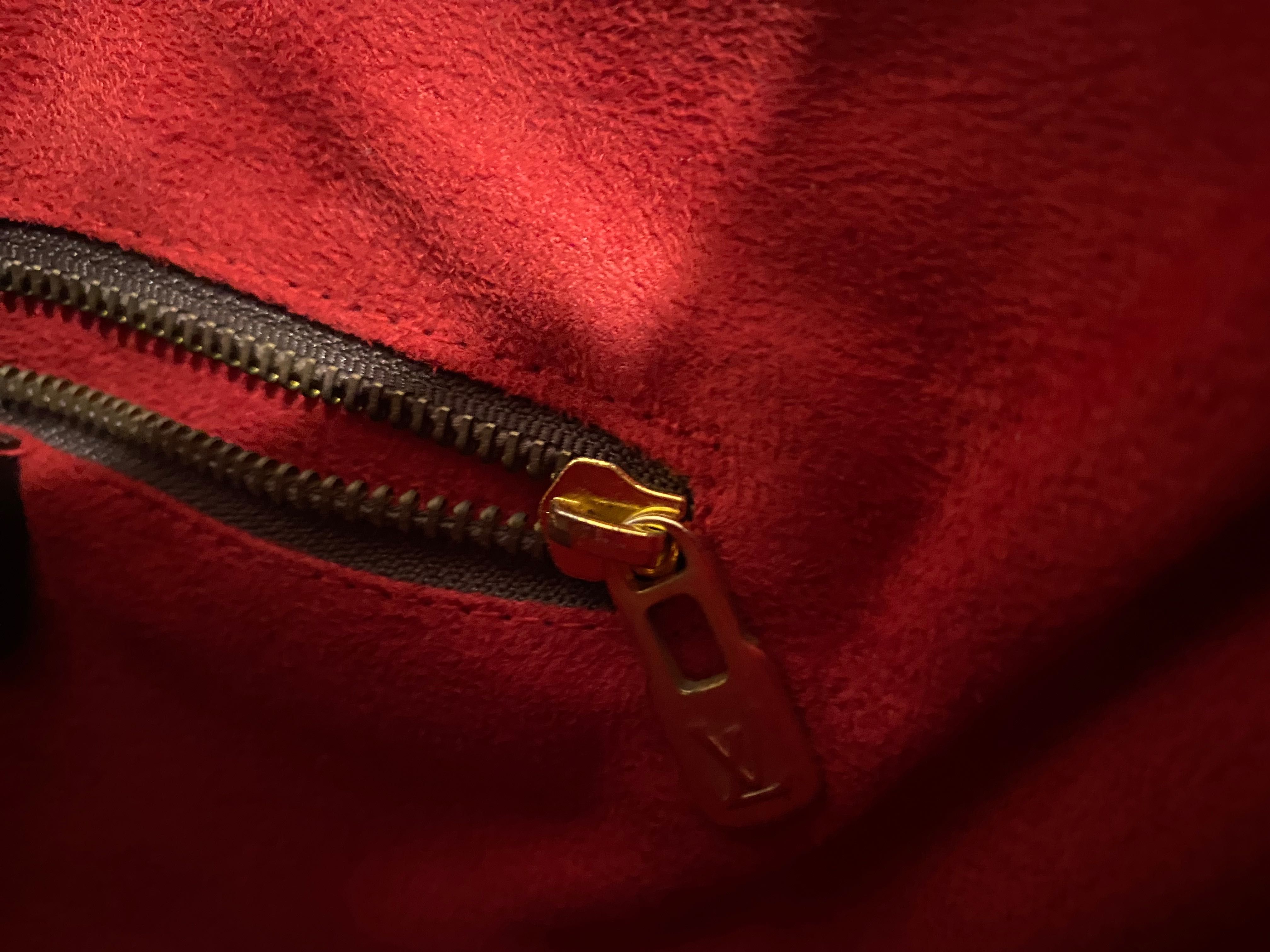 Оригинална чанта на Louis Vuitton