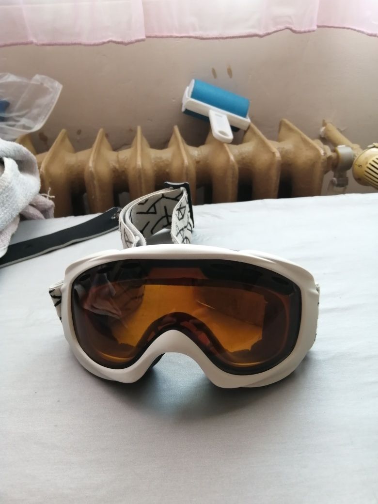 Детска ски каска 46н и очила