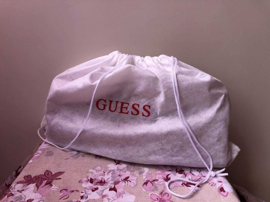 Оригинална чанта Guess