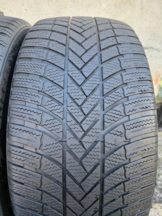 Vând două anvelope de iarna Bridgestone  255 40 20  dot 4021