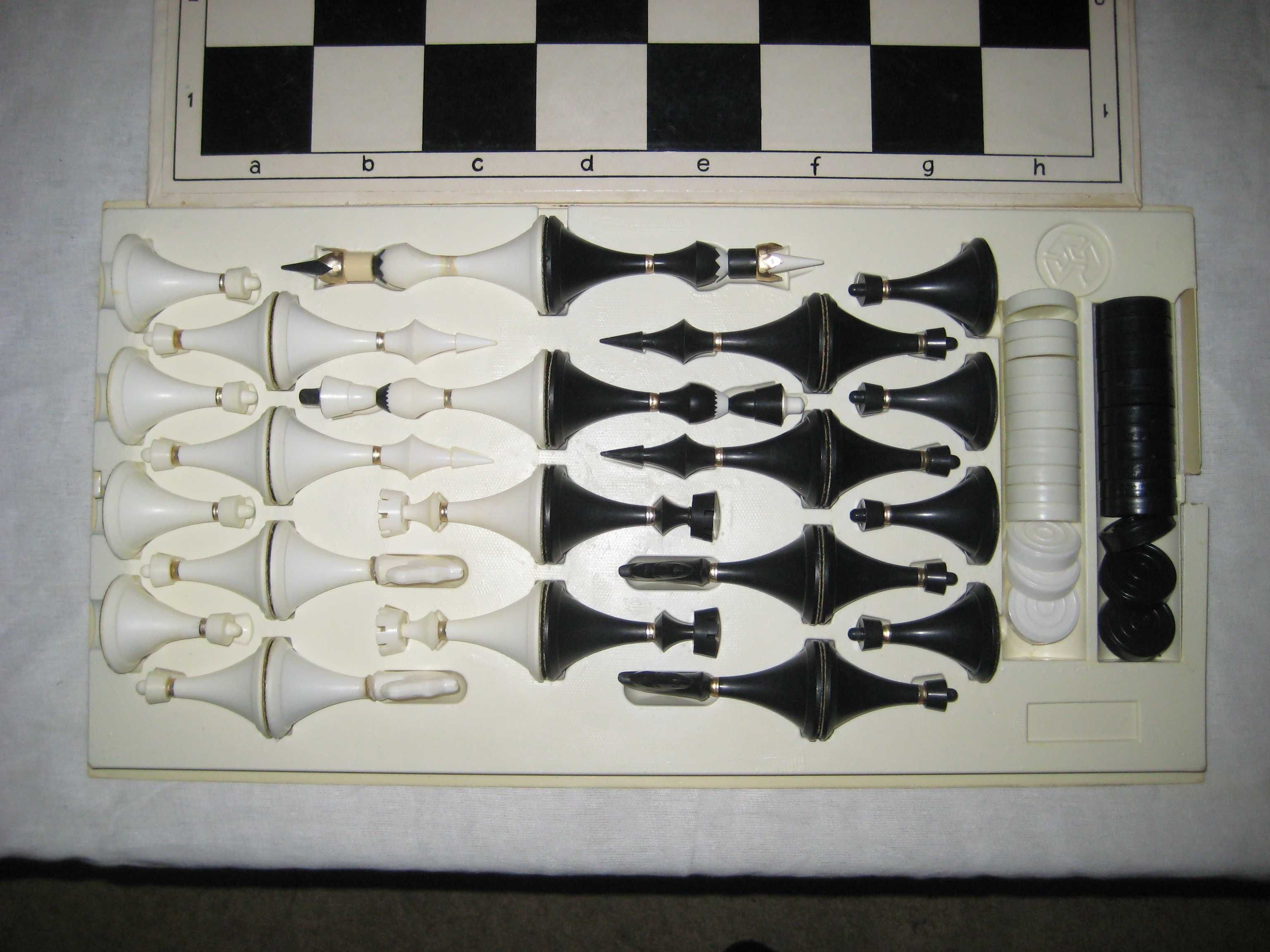Шахмат и шашка необычный фигуры с наборам  отличном состоянии!