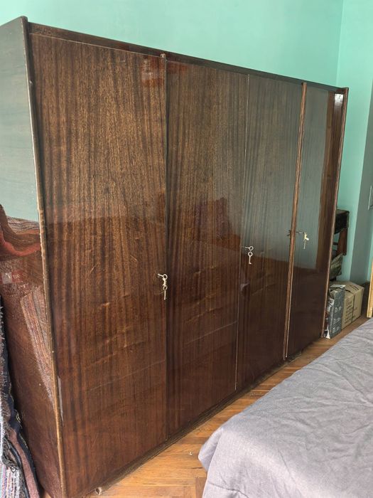 Лакиран гардероб