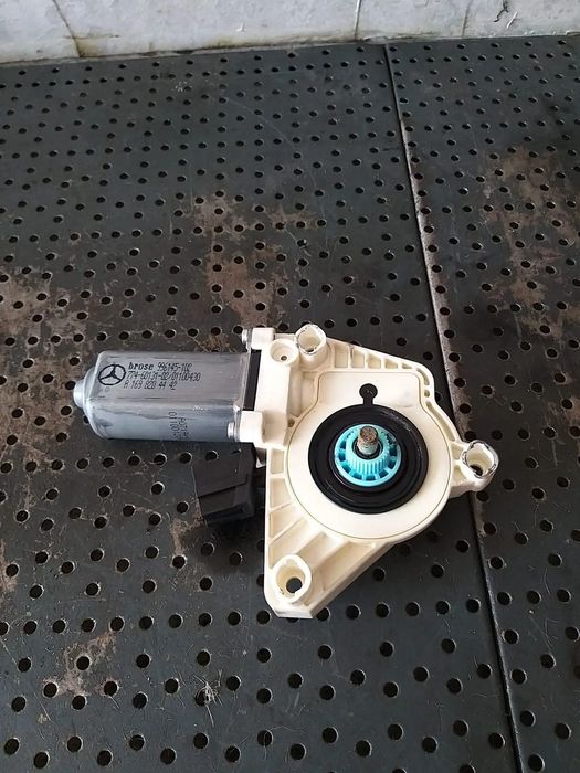 Motoras macara dreapta fata mercedes a class w169 996145102 a1698204442
