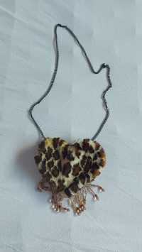 Чанта сърце в животинска шарка с висулки