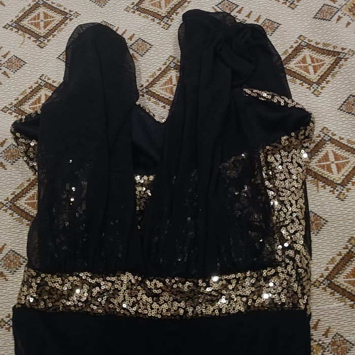 Къса секс рокличка с златисти паети