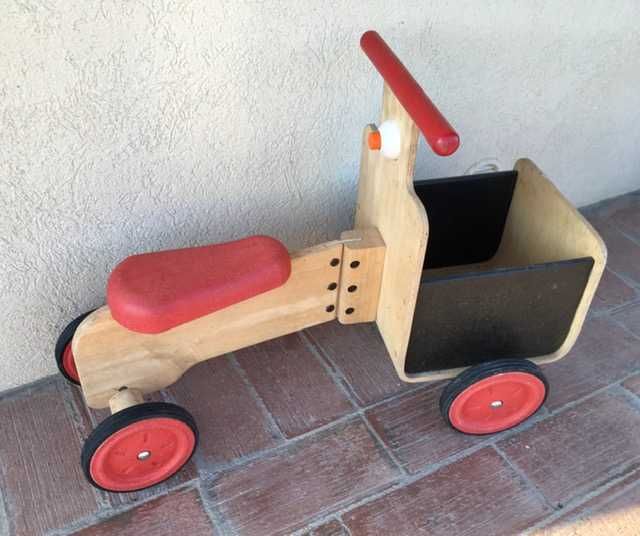 Masinuta ride-on din lemn cu depozitare Plan Toys