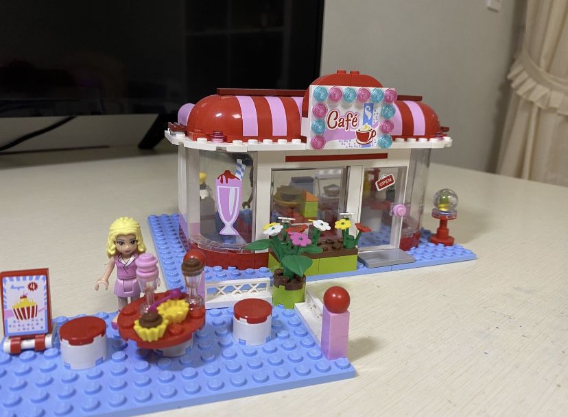 Продам Lego Friends Cafe