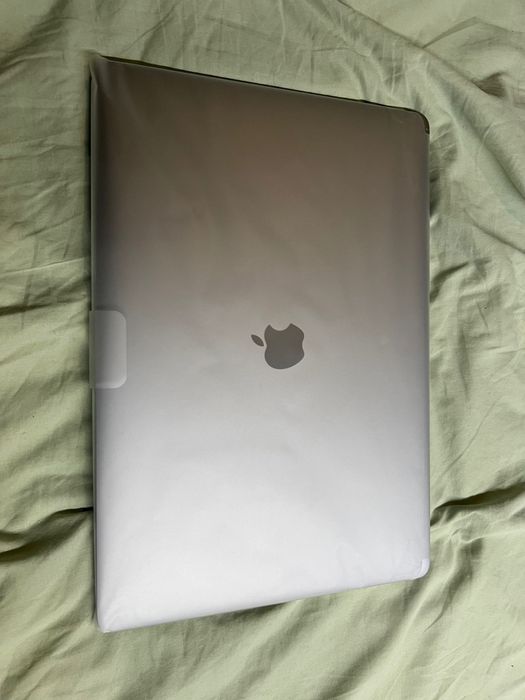 MacBook Pro 15″ (Mid 2018) – 32 GB RAM / SSD 1 TB / Radeon Pro Vega 2