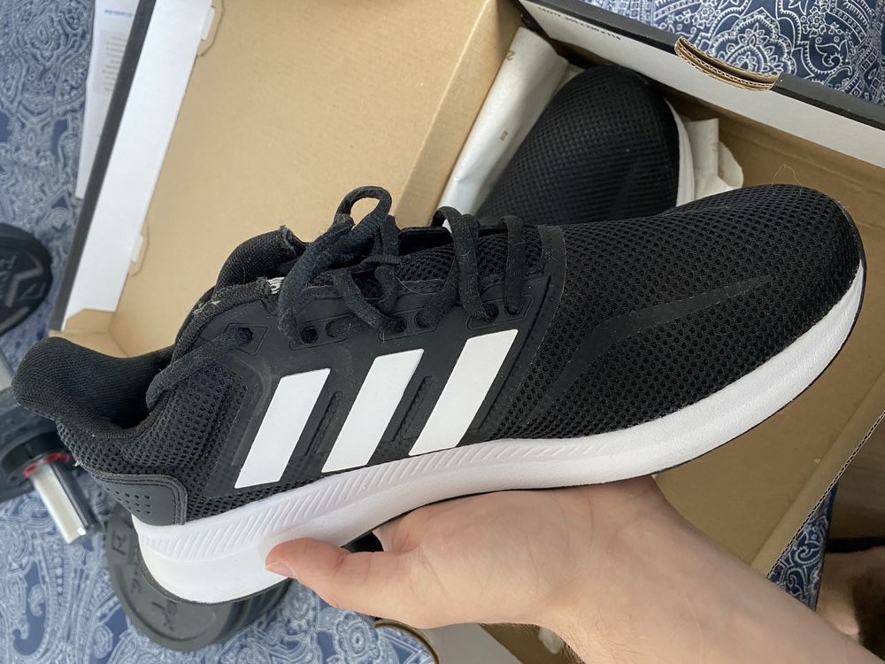 Adidasi ADIDAS nefolositi