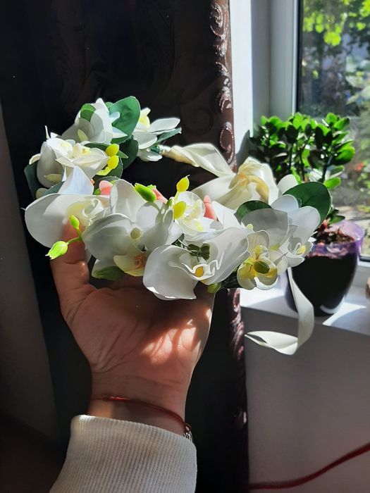 Coronita flori albe și frunze verzi