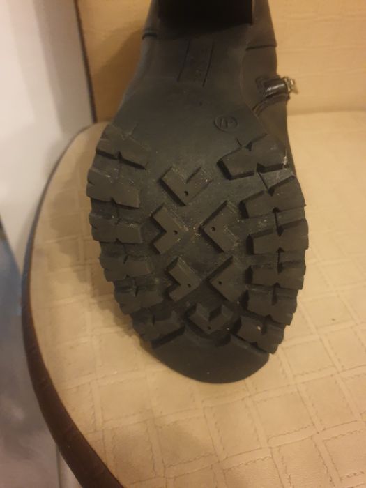 Ghete piele sint noi nu sunt purtate