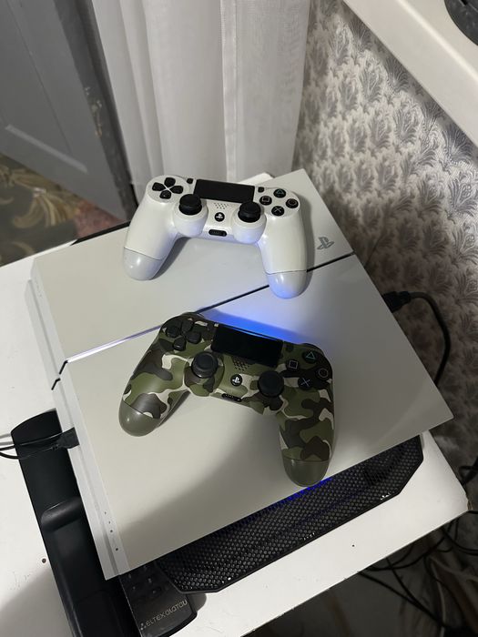 Продам пс4 в отличном состояние