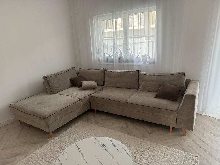 Coltar living cu extindere și lada culoare bej/maro deschis 300x195