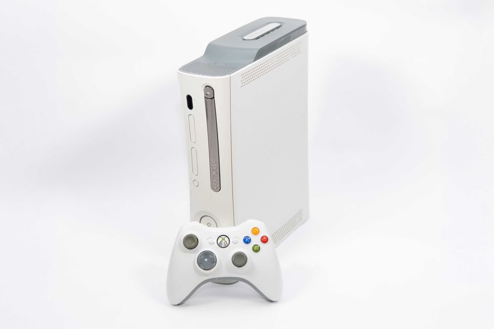 Xbox 360 fat, бял много добро състояние. Игри God of War и GTA 5