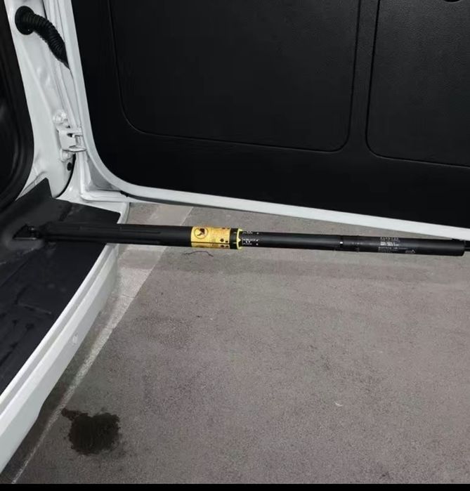 Амортизатор новый для багажника