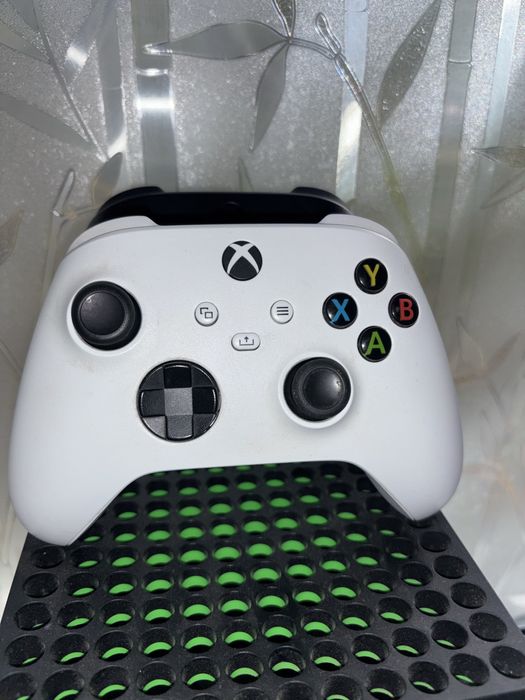 Продам xbox series x и 2 геймпада