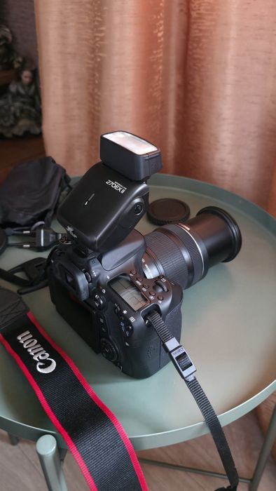 Фотоаппарат Canon 70D с объективом 18-135mm и вспышкой