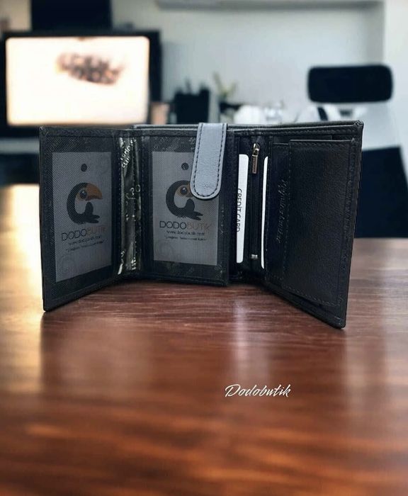 Черен портфейл с естествена кожа