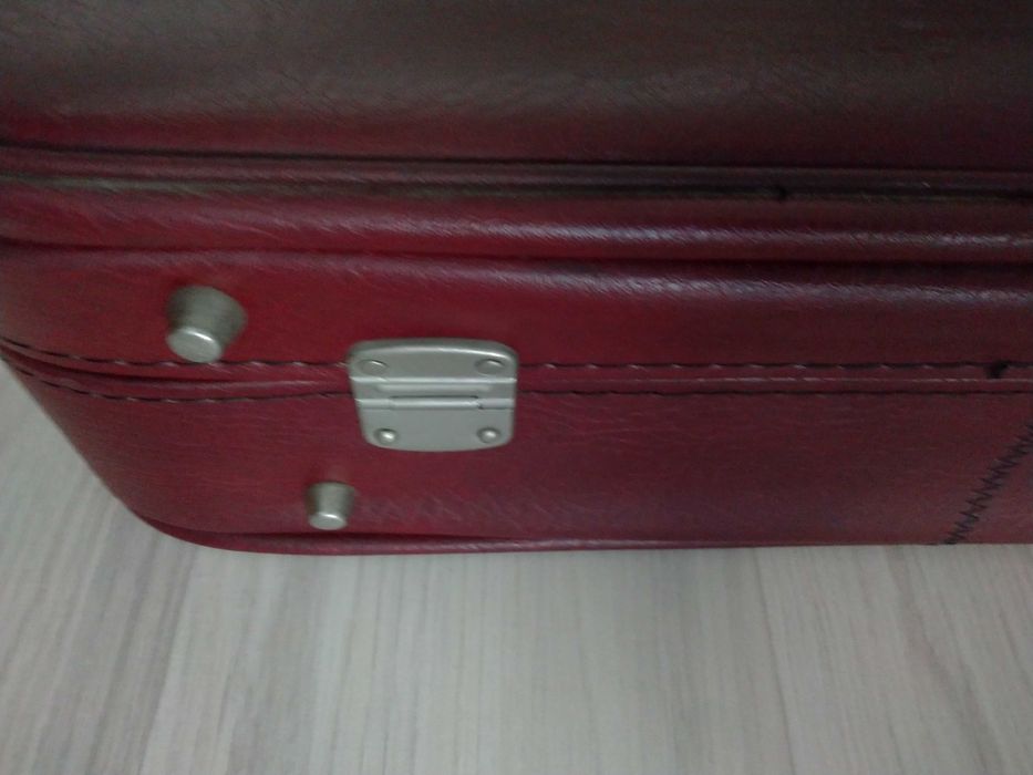 Geamantan visiniu din piele