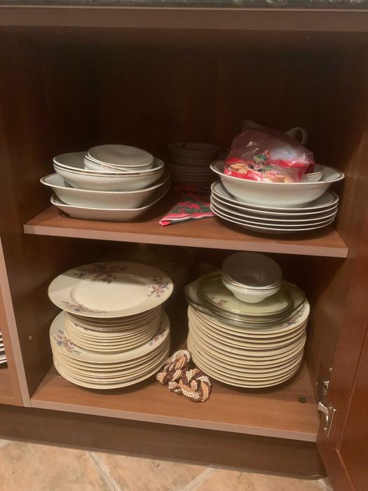 Различни видове чинии в комплект