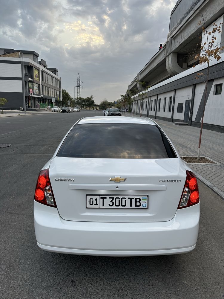 Lacetti 1.8 sotiladi srochna