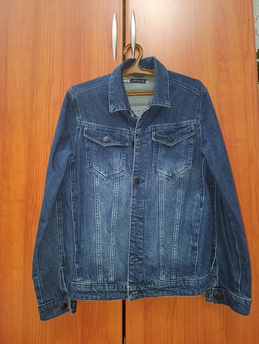 Продаётся джинсовый мужской пиджак.