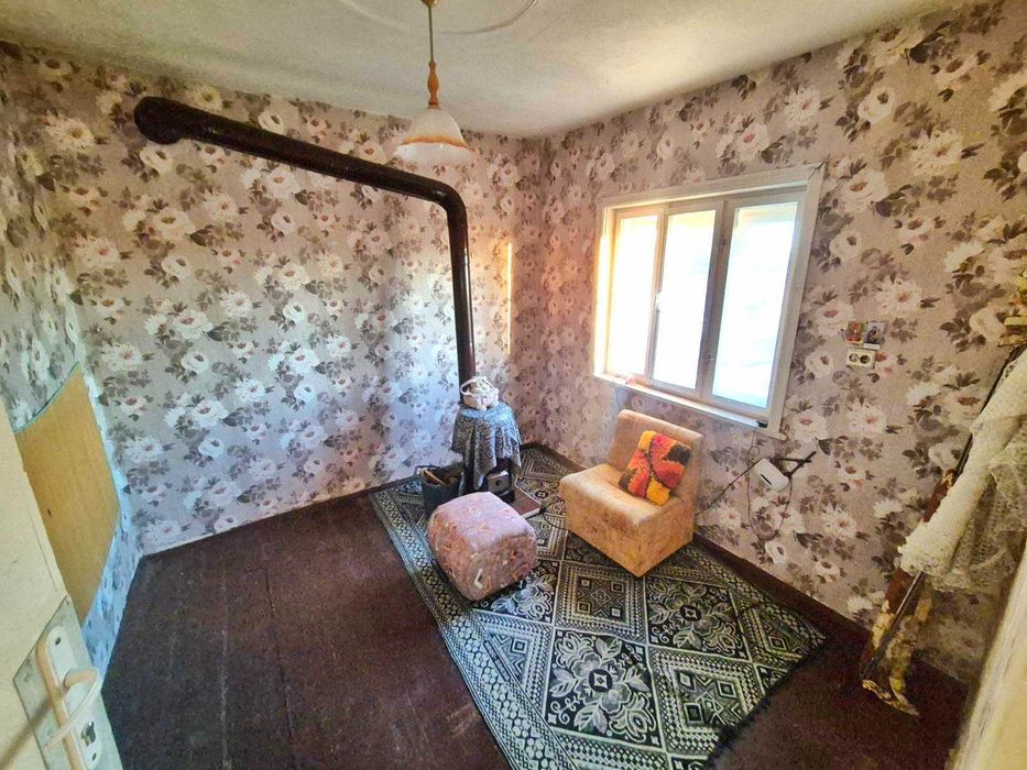 Къща в тихо и спокойно село .