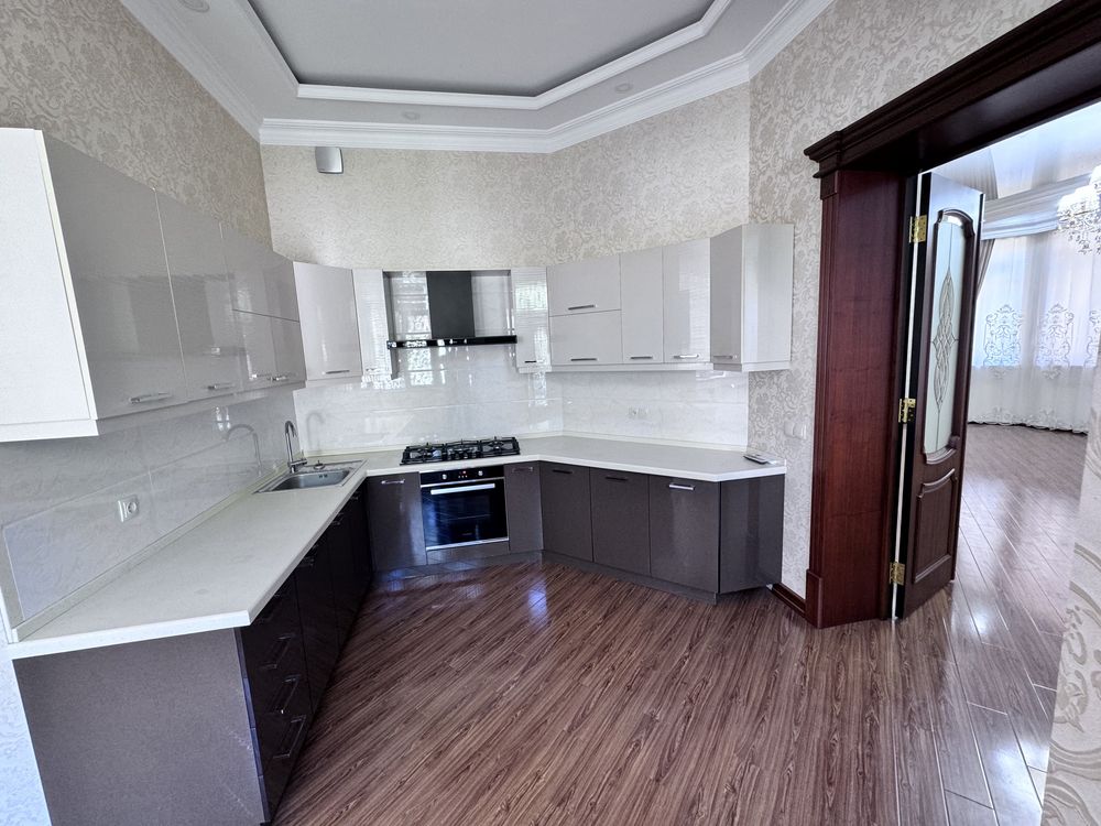 Продажа дома. 6 соток. 6 комнат. Кибрай центр. Магараж