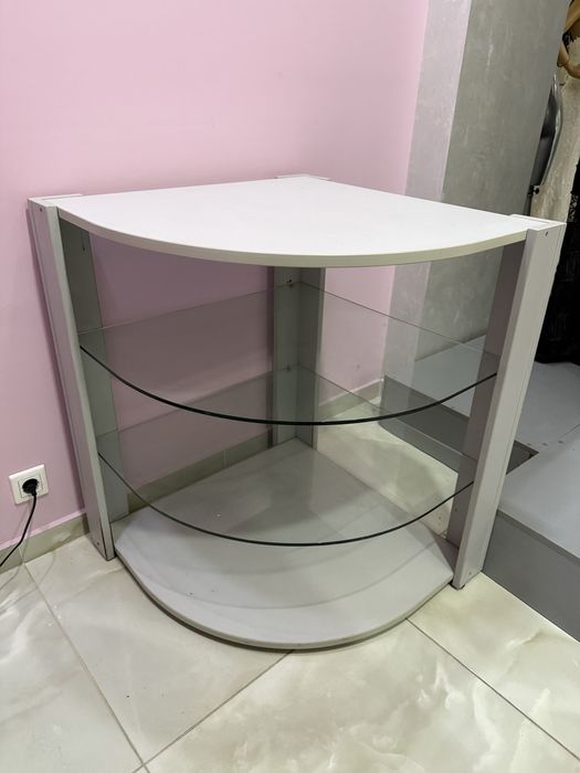 Ъглов шкаф от дърво и стъкло