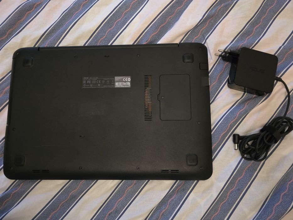 Лаптоп Asus F555L