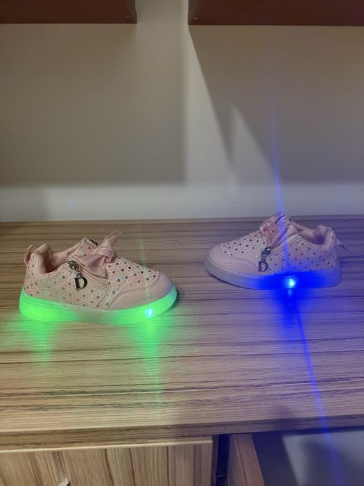 Papuci fetita cu lumini , marimea 29