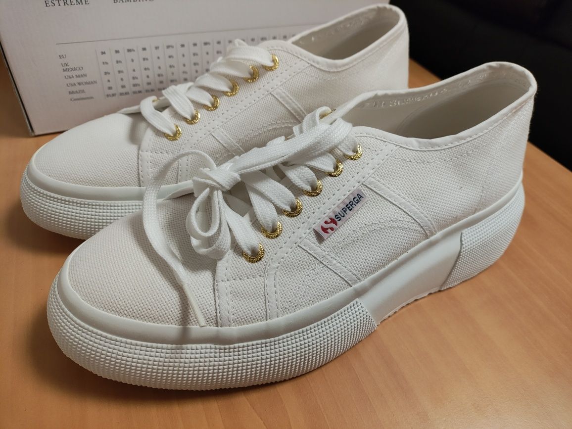 Нови италиански сникърси Superga