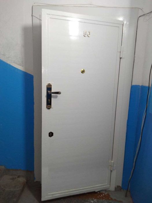 Навоий шахар Рус черков ёнида 1-кават 3- хоналиг квартира сотилади