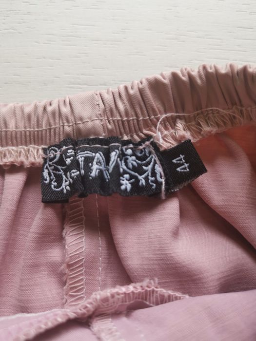 Розова сатенена рокля