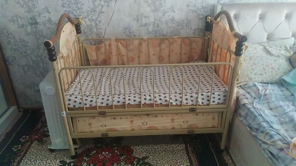 Детская кроватка с матрасом и подушкой