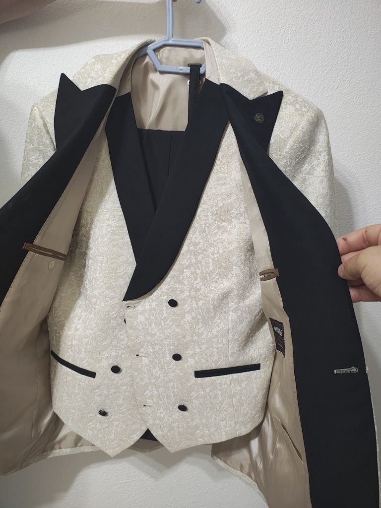 Vând costum de mire mărimea 50-52