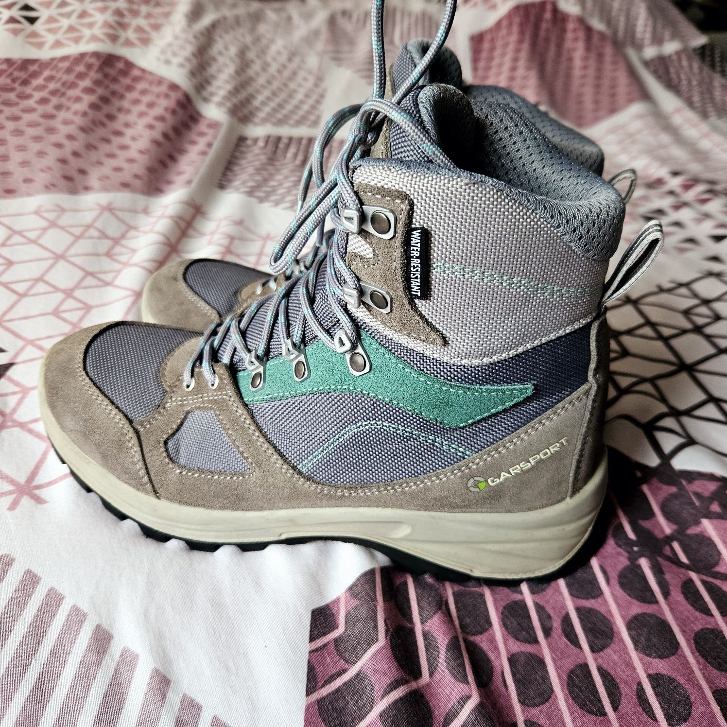 Дамски туристически обувки GarSport, подметка Vibram