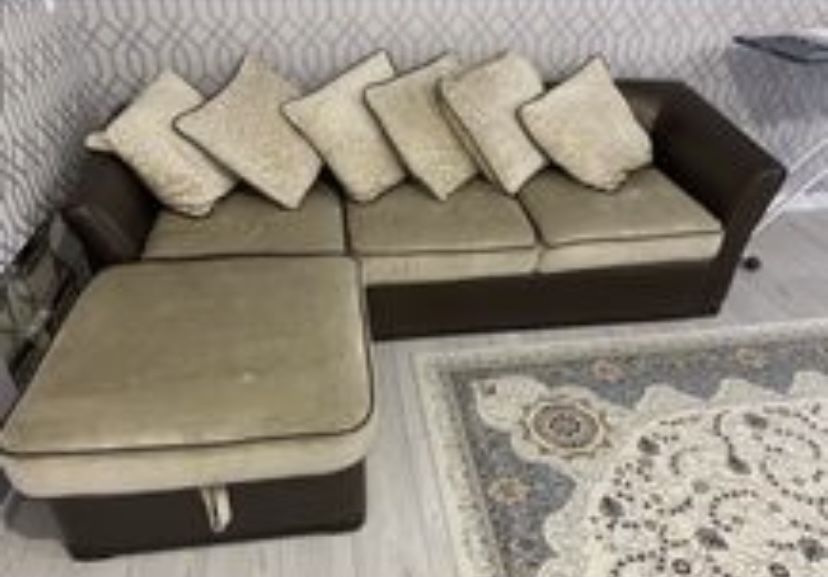 Диван с подушками