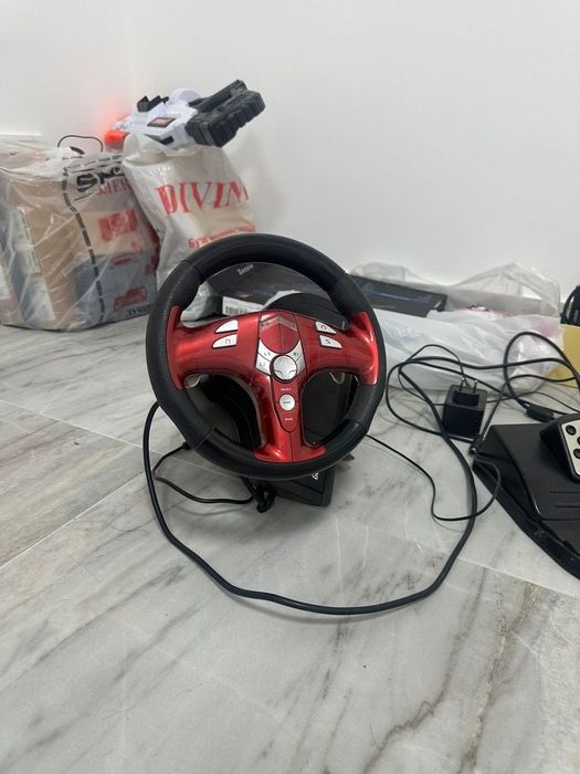 Игравои руль очень хорошый красный