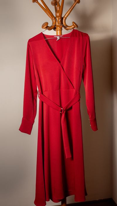 Червена рокля H&M с колан, размер 36
