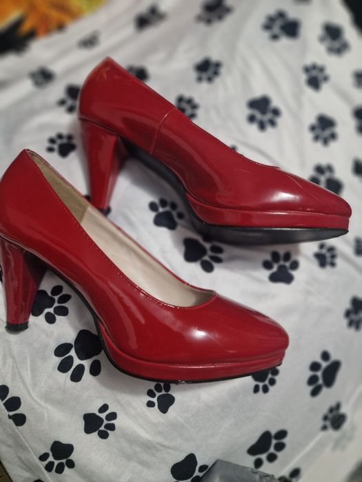 Pantofi cu toc roșii