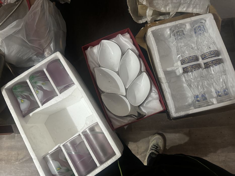 Продам два неполных набора бокалов и посуду под блюда