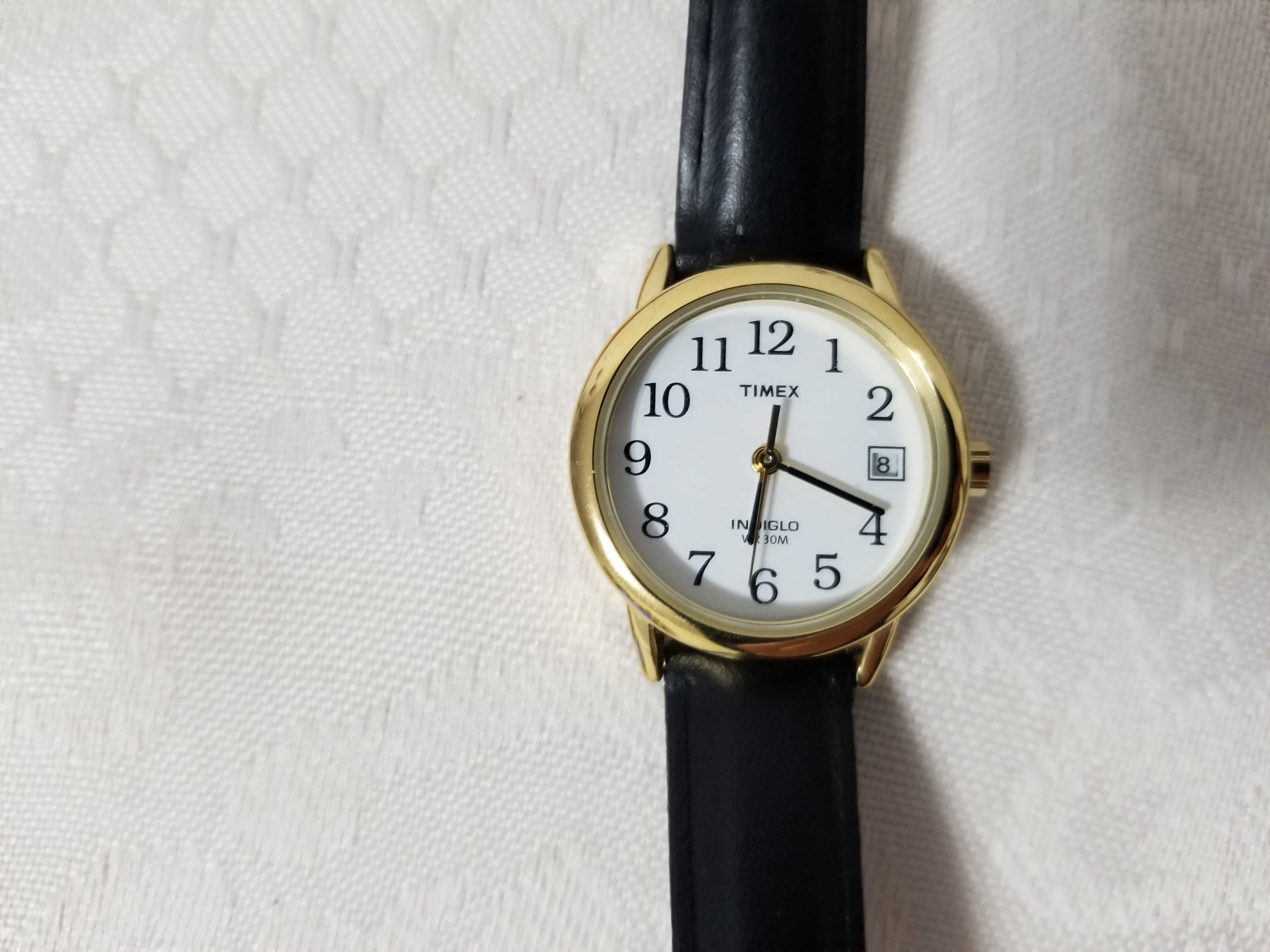 Нов часовник дамски Timex Indiglo T2H341 , златисто, черна каишка