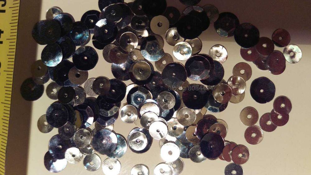 Мъниста, пайети, кристали и друго за ръкоделие