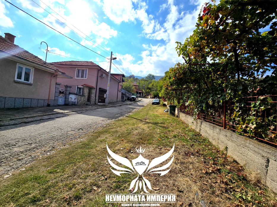 Продавам парцел 720кв.м. в с.Червен, общ.Асеновград статут УПИ