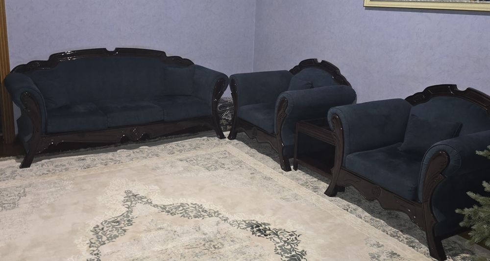 Продаётся кожанная мягкая мебель для гостиной в отличном состоянии