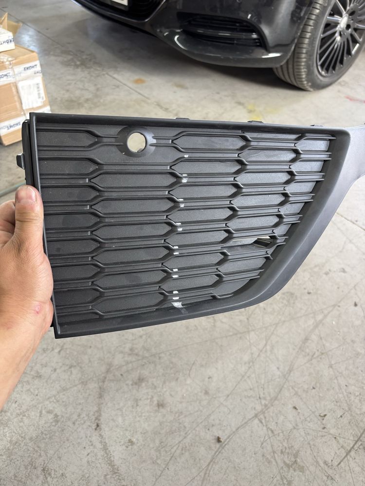 предна решетка в бронята на audi q7 4M0807691