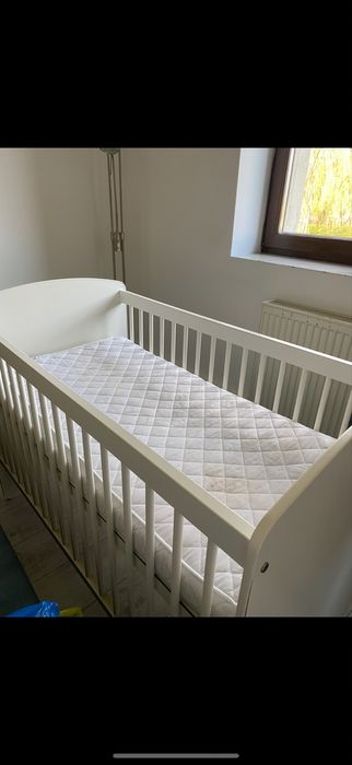 Pătuț alb reglabil pe două niveluri de înălțime pentru bebeluși